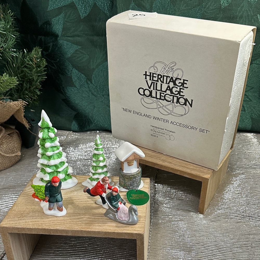 Department 56 Village Collection New England Winter‎ Accessory Set